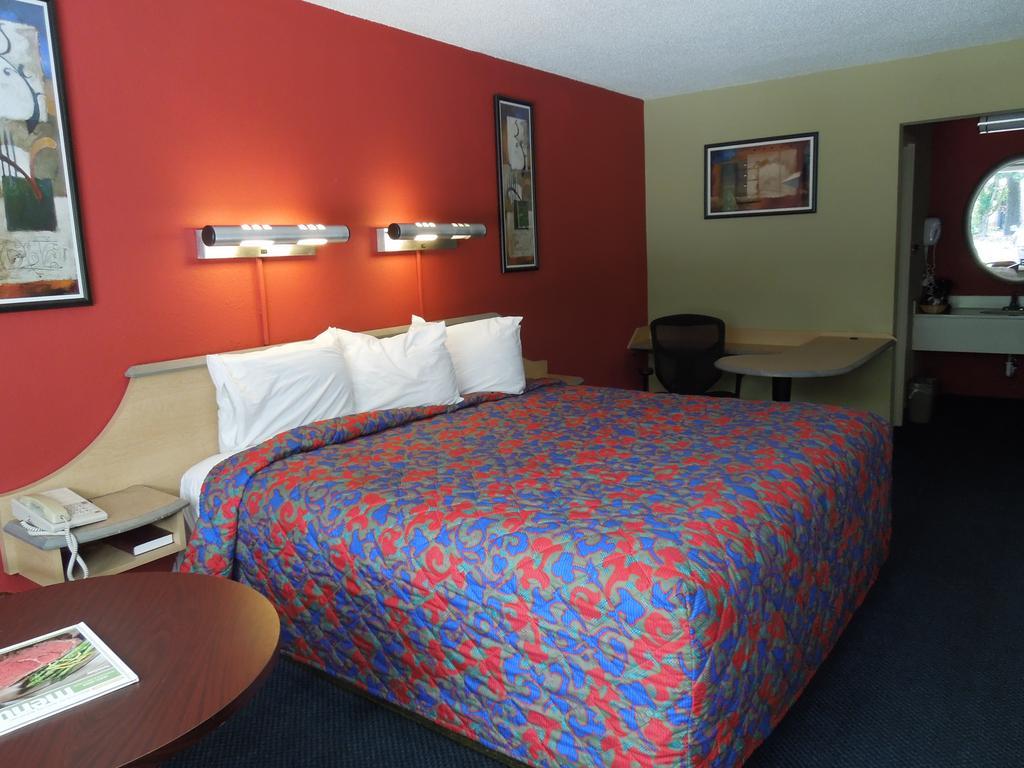 Red Roof Inn Γουίλιαμσμπεργκ Δωμάτιο φωτογραφία